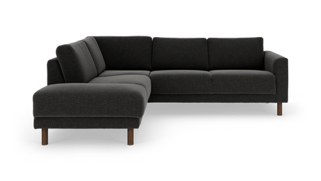 Mørkegrå L‑sofa med venstrevendt chaiselong og træben, frilagt på hvid baggrund.
