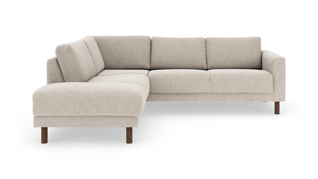 Beige L‑formet hjørnesofa i stof med træben, frilagt på hvid baggrund.