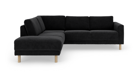 Sort L-formet hjørnesofa med chaiselong til venstre og lyse træben, frilagt på hvid baggrund.