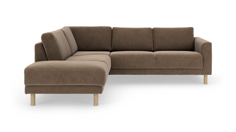 Brun L‑sofa med chaiselong til venstre og træben, frilagt på hvid baggrund.