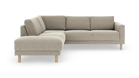 Beige L‑sofa med venstre chaiselong i bouclé og runde træben i egetone.