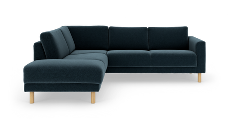 Mørkeblå L‑sofa med venstrevendt chaiselong og lyse træben, fritlagt produktfoto.