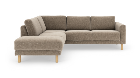 L‑formet hjørnesofa i beige stof med runde træben, fotograferet i studie på hvid baggrund.