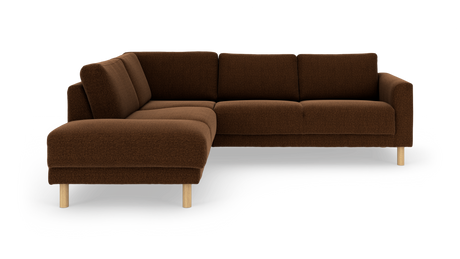 Brun L-formet hjørnesofa med chaiselong og træben, produktfoto på hvid baggrund.