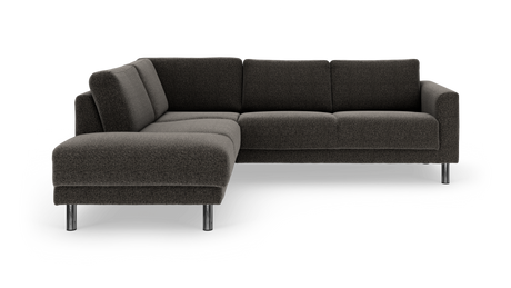 Mørkegrå L‑sofa med kromben, frilagt på hvid baggrund i let frontvinkel.
