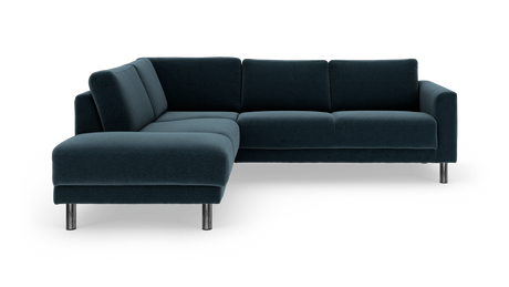 Mørk petrolblå L‑sofa med venstrevendt chaiselong og kromede rørben, frilagt på hvid baggrund.