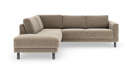 Beige L‑formet hjørnesofa i stof med kromben, frilagt på hvid baggrund.