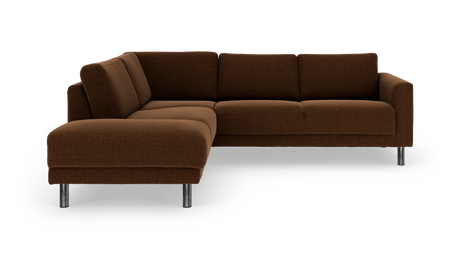 Brun L-formet hjørnesofa i stof med kromben, frilagt på hvid baggrund.