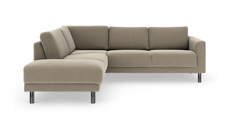 Beige L‑sofa med venstrevendt chaiselong og kromben, frilagt på hvid baggrund.
