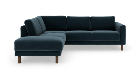 Mørk teal hjørnesofa med chaiselong til venstre og træben, frilagt på hvid baggrund.
