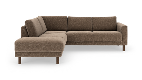 Brun stofbetrukket hjørnesofa med venstrevendt chaiselong og runde træben, moderne design.