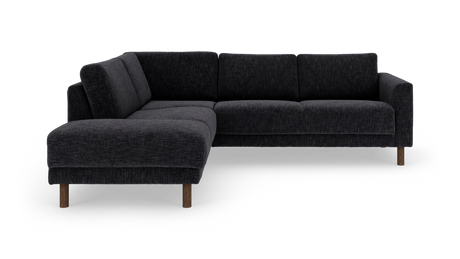 Mørkegrå L-formet hjørnesofa i stof med træben, frilagt på hvid baggrund.