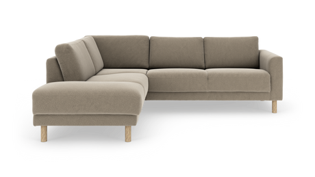 Beige L‑sofa med venstrevendt chaiselong og lyse træben, frontvisning på hvid baggrund.