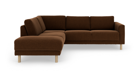 Brun L‑sofa i stof med træben, frilagt på hvid baggrund.