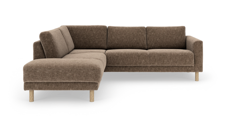 Brun L‑formet modulsofa i stof med træben, frilagt på hvid baggrund.