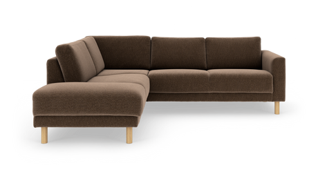 Brun L-sofa i stof med lyse træben, frilagt på hvid baggrund.
