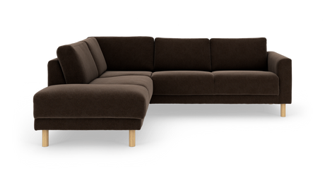 Mørkebrun L‑sofa med træben, frilagt på hvid baggrund.
