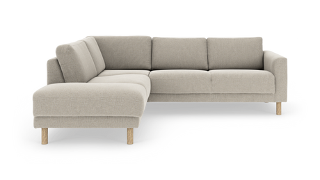 Beige L-formet hjørnesofa med træben på hvid baggrund.