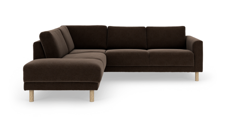 Mørkebrun L‑sofa med venstrevendt chaiselong og lyse træben på hvid baggrund.