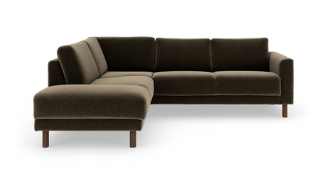 Mørkebrun L‑sofa med venstrevendt chaiselong, runde træben og bløde bokset hynder – frilagt produktfoto i let frontvinkel.
