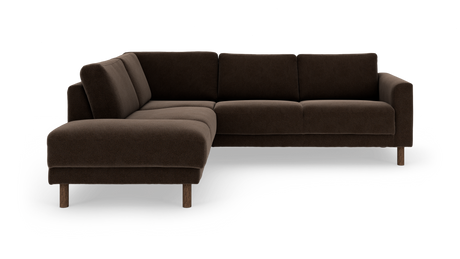 Mørkebrun L‑sofa med venstrevendt chaiselong og træben.