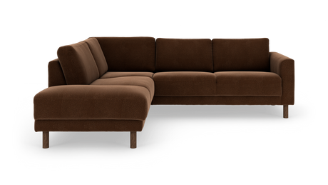 Brun L-formet stofsofa med venstrevendt chaiselong og runde træben.