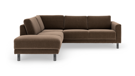 Brun L-formet hjørnesofa med metalben, frilagt på hvid baggrund.