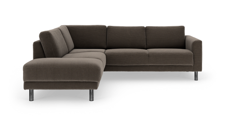 Mørkebrun L‑sofa i tekstil med venstrevendt chaiselong og runde kromben, frilagt på hvid baggrund.