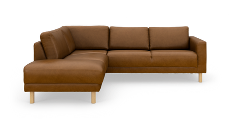 Brun hjørnesofa med chaiselong til venstre og lyse træben, frilagt på hvid baggrund.