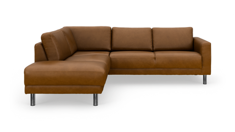 Brun hjørnesofa i læder med metalben på hvid baggrund.
