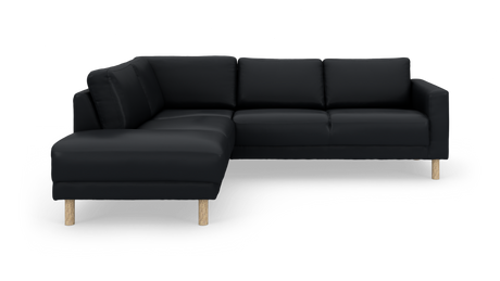 Sort L-sofa med venstrevendt chaiselong og lyse træben, fritlagt på hvid baggrund.