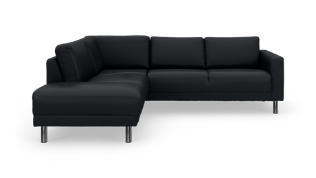 Sort L-sofa med chaiselong til venstre og kromben, frilagt på hvid baggrund.