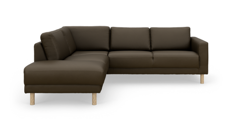 Mørkebrun L‑sofa med venstrevendt chaiselong og lyse træben.