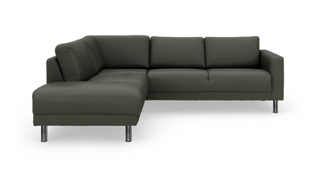 Mørkegrå L‑sofa med venstrevendt chaiselong og kromben på hvid baggrund.