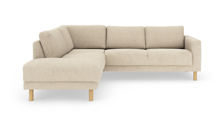 Beige L‑sofa med venstrevendt chaiselong og runde træben, frilagt på hvid baggrund.