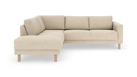 Beige hjørnesofa med chaiselong til venstre og træben, frilagt produktfoto.