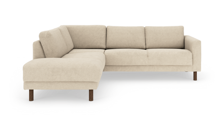Beige L-formet hjørnesofa med venstre chaiselong, stofbetræk og træben, frilagt på hvid baggrund.