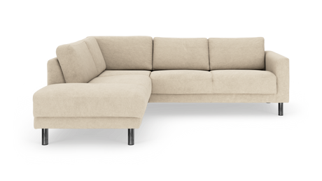 Beige L‑sofa med venstrevendt chaiselong og metalben, frilagt på hvid baggrund.