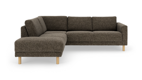 Brun L‑sofa i stof med runde træben, frilagt på hvid baggrund.