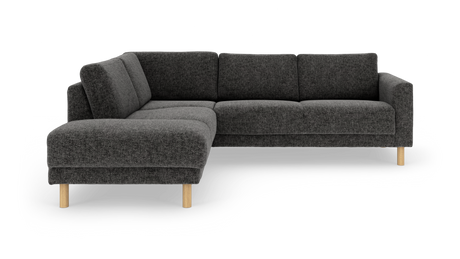 Mørkegrå hjørnesofa med chaiselong og lyse træben, frilagt på hvid baggrund.