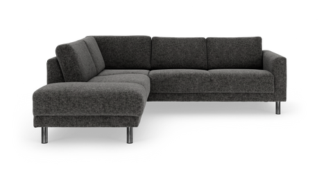 Mørkegrå L‑sofa med venstrevendt chaiselong og metalben i studiemiljø.