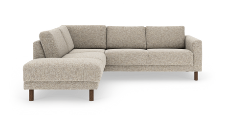 L-formet beige hjørnesofa i stof med træben, frilagt på hvid baggrund.