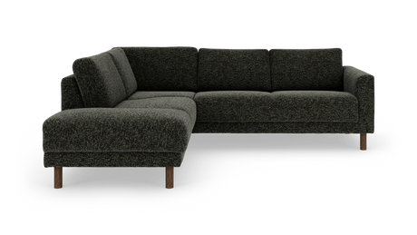 Mørkegrå L‑sofa i stof med træben, frilagt på hvid baggrund.