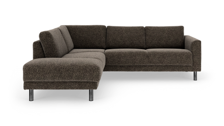 Mørkebrun L‑sofa i stof med kromben på hvid baggrund.