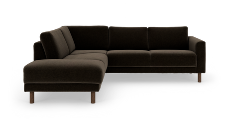 Mørkebrun L‑sofa med chaiselong til venstre, træben og bløde sæde- og ryghynder.