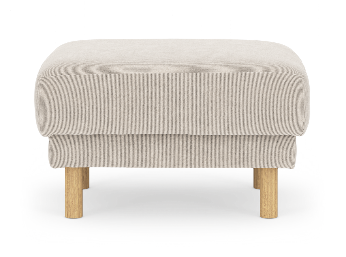 Beige fodskammel i bredriflet fløjl med runde træben, set forfra.