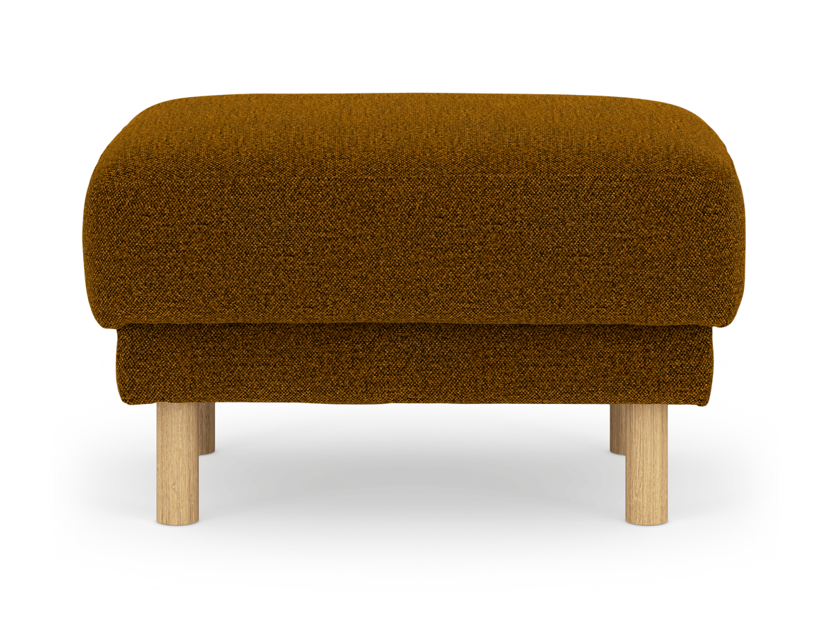 Brun‑sennepsfarvet puf/ottoman i tekstil med runde træben, frilagt på hvid baggrund.