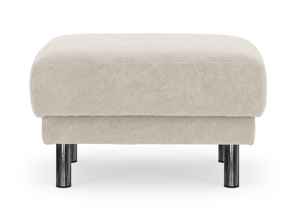Beige skammel/ottoman med afrundede hjørner og kromben, frontvisning på hvid baggrund.