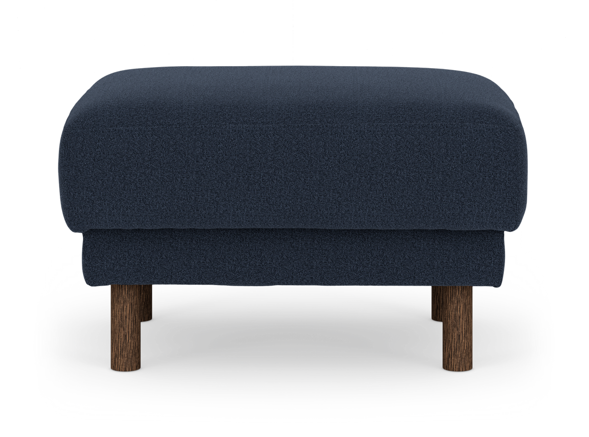 Mørkeblå polstret skammel med runde træben, frilagt.