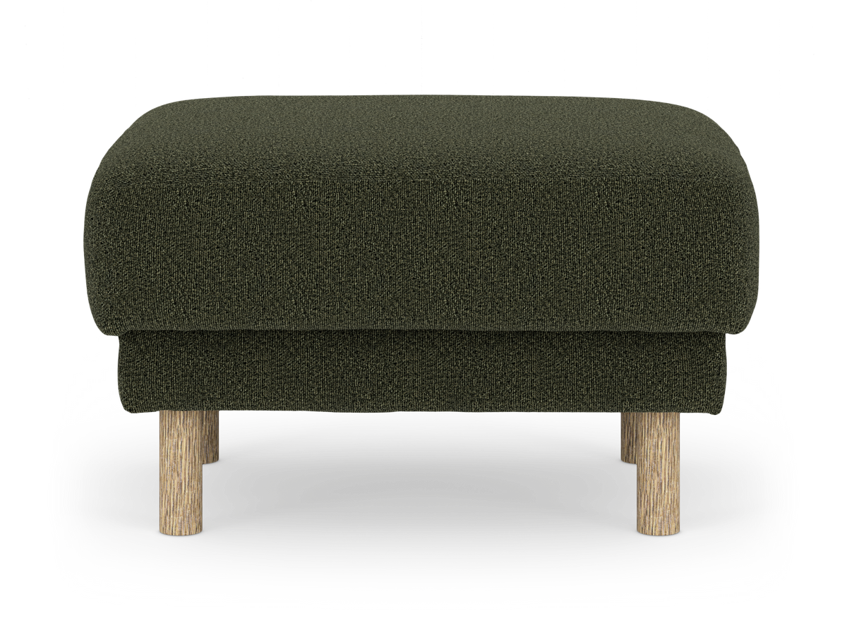 Mørkegrøn polstret ottoman med runde ben i egetræ, frilagt på hvid baggrund.